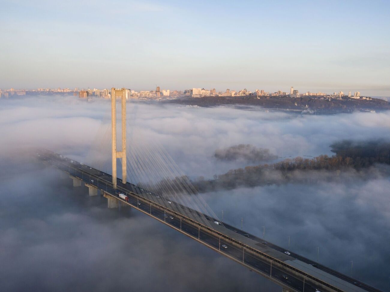 Новое попадание. В Киеве установили режим работы мостов. Подробности