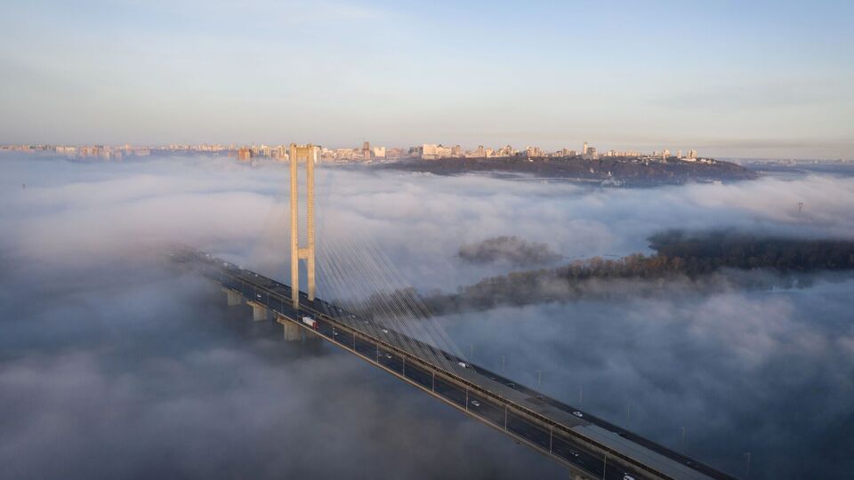 Новое попадание. В Киеве установили режим работы мостов. Подробности