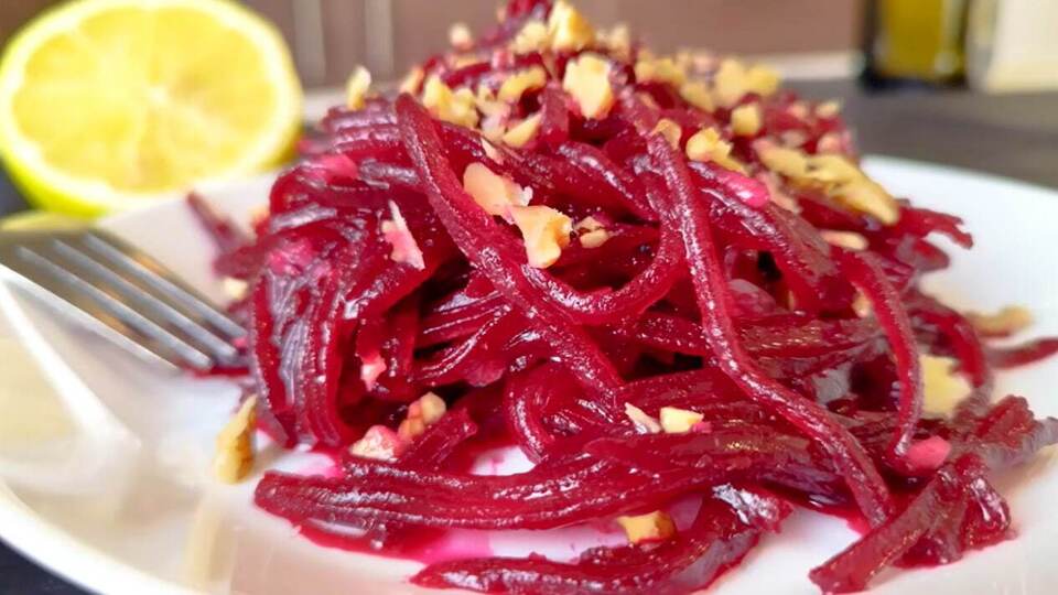 Коли всі салати з буряка приїлися, приготуйте цей. Шедевральний рецепт страви, яку з'їдять першою