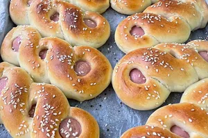 Очень простое и вкусное тесто сделает это блюдо питательным и вкусным. Рецепт сосиски в тесте