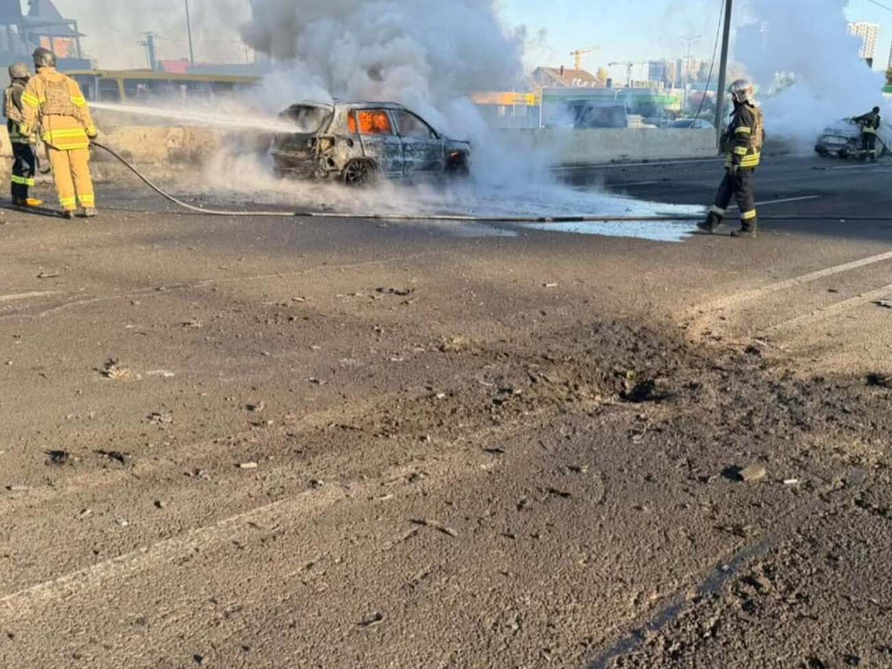 РФ атакувала автомобілі на трасі Київ – Одеса, вони зайнялися. Є загиблі і постраждалі
