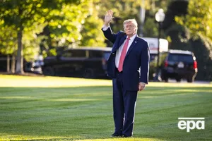 "Які ще докази потрібні, щоб визнати його божевільним?" Трамп шокував дивною поведінкою. Відео