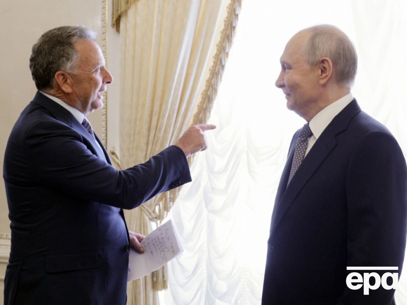 В объективы камер попали заметки Виткоффа на встрече с Путиным. Что там