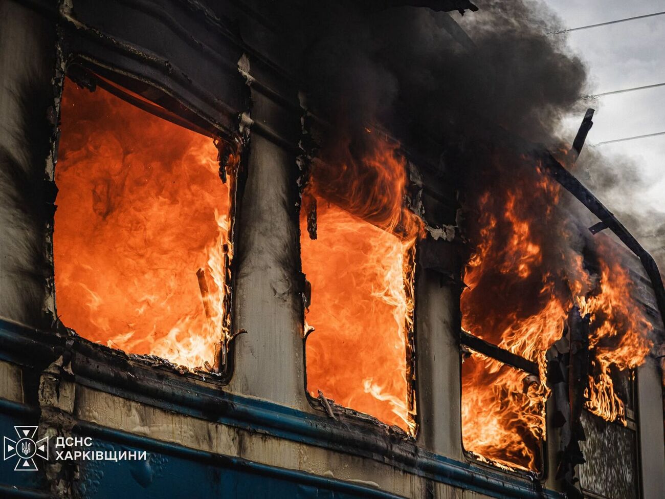Росія вдарила по пасажирському поїзду в Харкові. ДСНС показала фото й відео наслідків