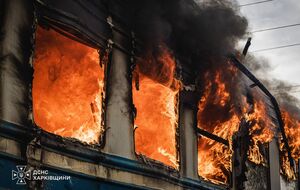 Россия ударила по пассажирскому поезду в Харькове. ГСЧС показала фото и видео последствий