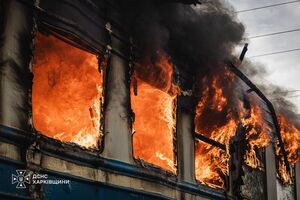 Россия ударила по пассажирскому поезду в Харькове. ГСЧС показала фото и видео последствий