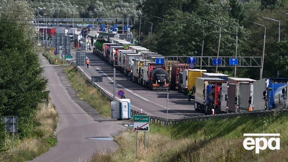 Україна хоче перенести митний контроль із кордону через атаки РФ на вантажівки із зерном – FT