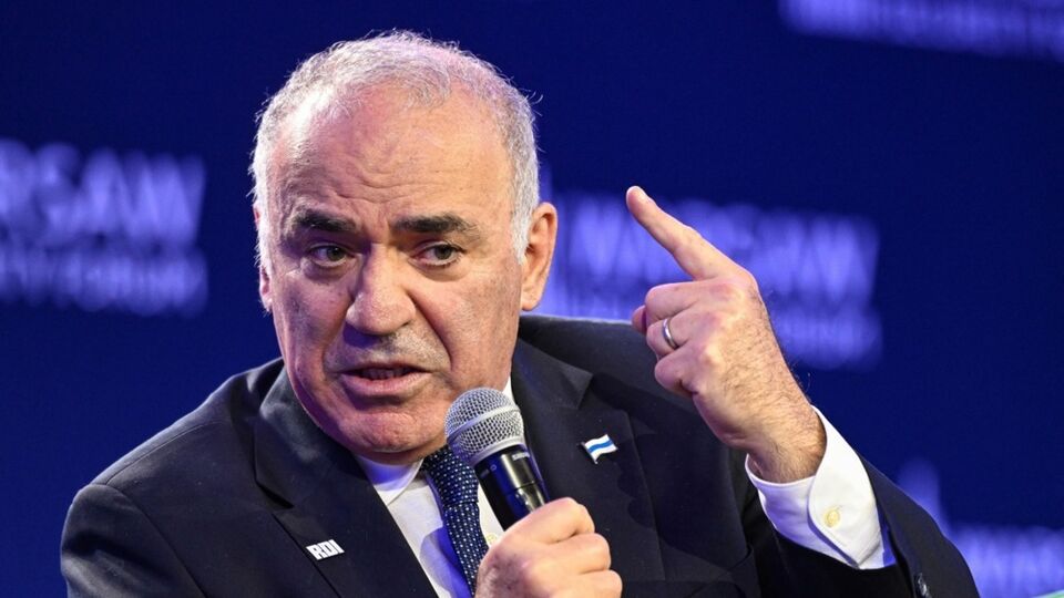 Каспаров поспорил с ведущей "Дождя", объясняя связь между снятием санкций с РФ и убийством украинцев
