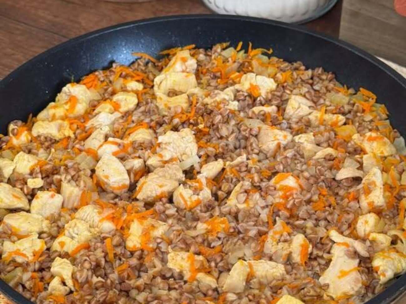 Завдяки цим лайфхакам із звичайної гречки на сковороді можна приготувати смачну і дуже ситну страву