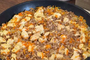 Завдяки цим лайфхакам зі звичайної гречки на сковороді можна приготувати смачну й дуже ситну страву