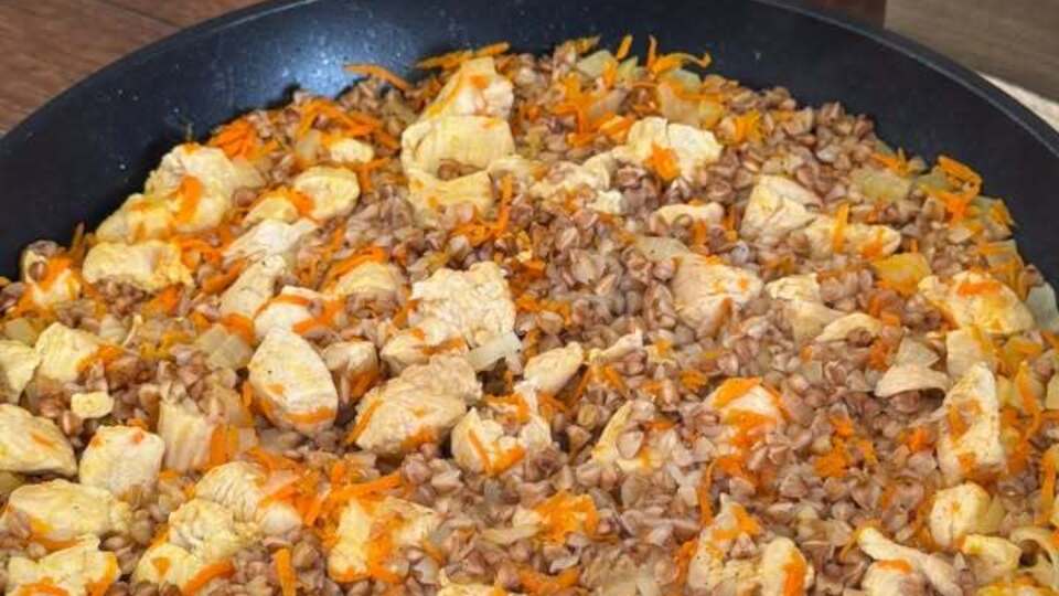 Завдяки цим лайфхакам зі звичайної гречки на сковороді можна приготувати смачну й дуже ситну страву