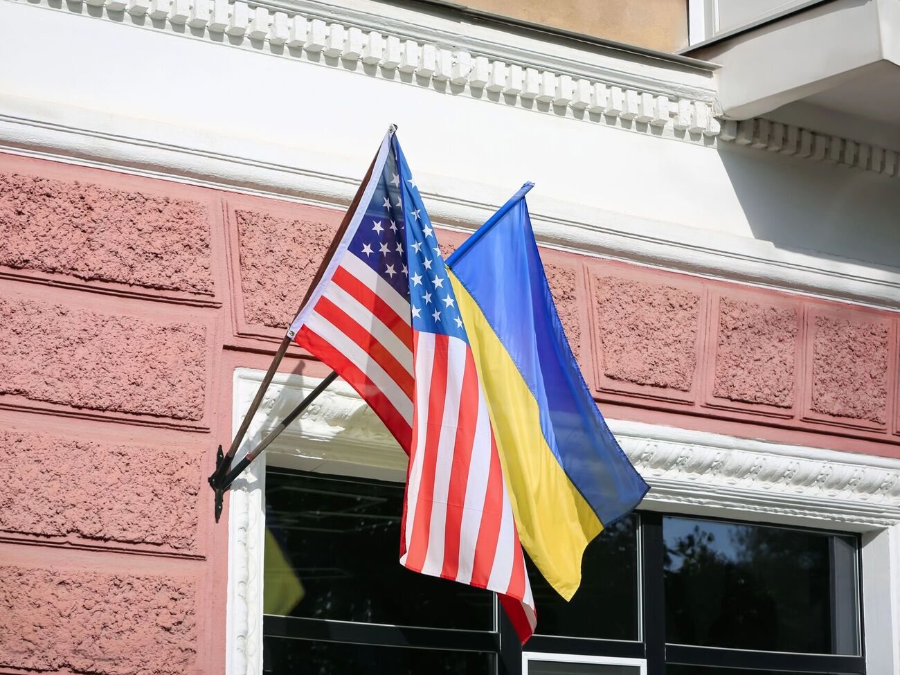 Подозрительный предмет и эвакуация посольства Украины в США. В дипмиссии рассказали о развязке