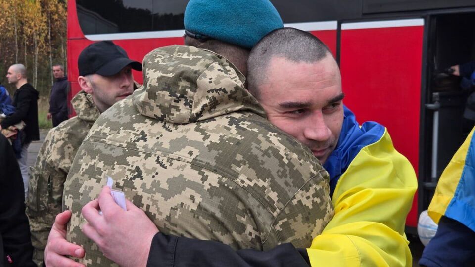 Україна та РФ обмінялися полоненими. Серед звільнених – військові, яких уважали загиблими в Оленівці