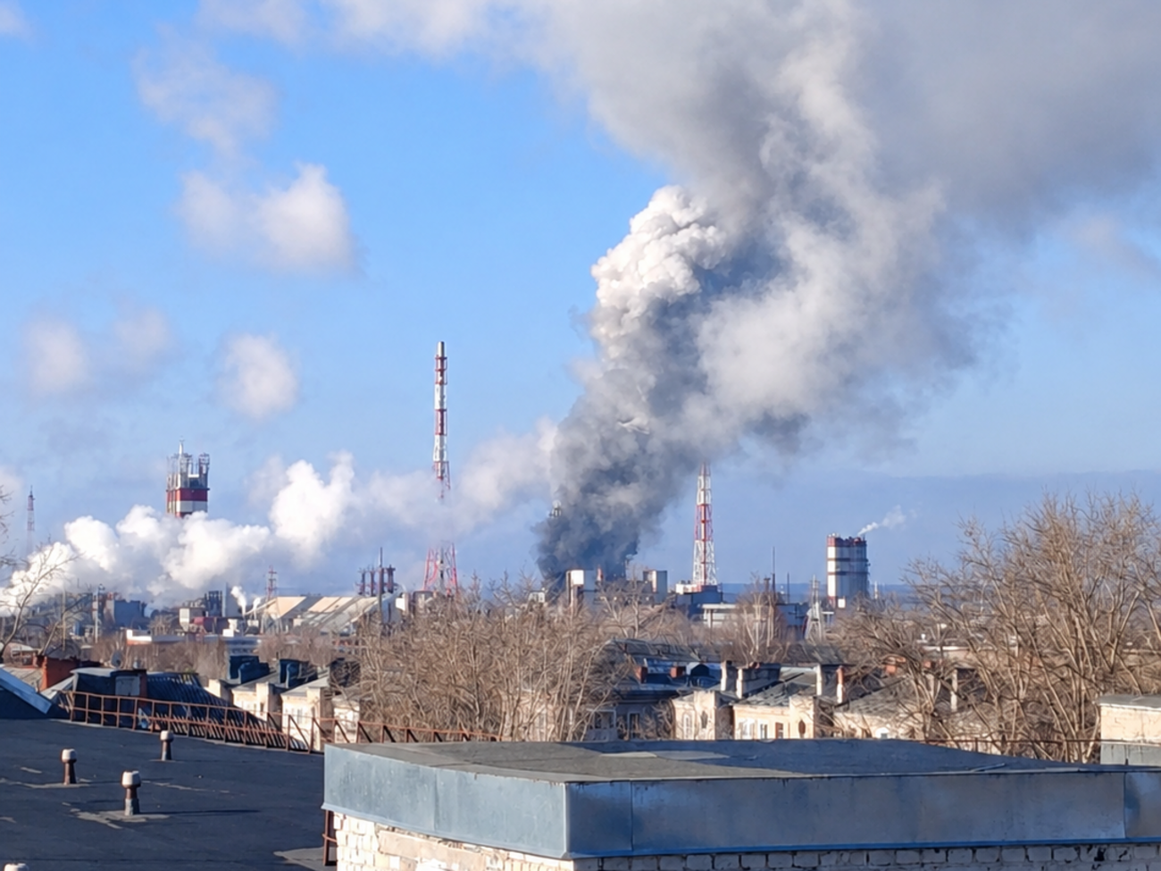 У Пермському краї РФ після атаки здійнявся дим над хімзаводом за 1700 км від кордону. Фото, відео 