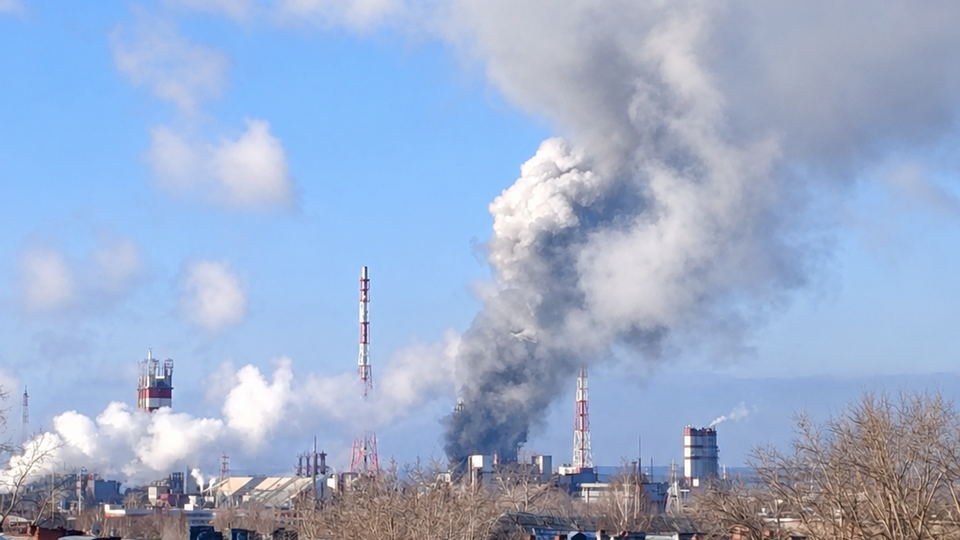 У Пермському краї РФ після атаки загорівся хімзавод. Відстань від кордону з Україною – 1700 км