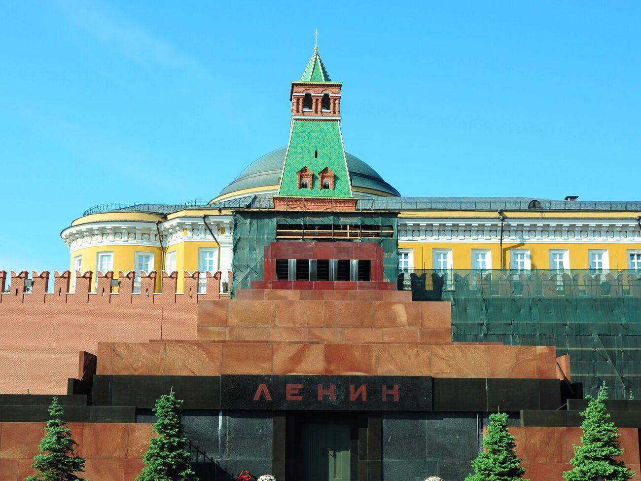 В Москве заметили "охотников на дроны" с автоматами на крыше мавзолея Ленина и башнях Кремля