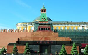 В Москве заметили "охотников на дроны" с автоматами на крыше мавзолея Ленина и башнях Кремля