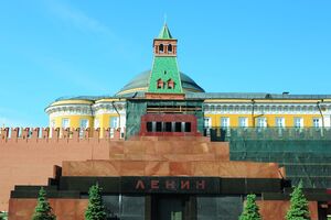 В Москве заметили "охотников на дроны" с автоматами на крыше мавзолея Ленина и башнях Кремля