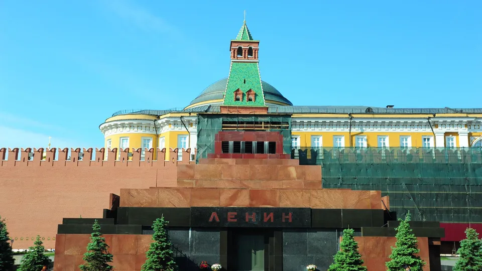 В Москве заметили "охотников на дроны" с автоматами на крыше мавзолея Ленина и башнях Кремля