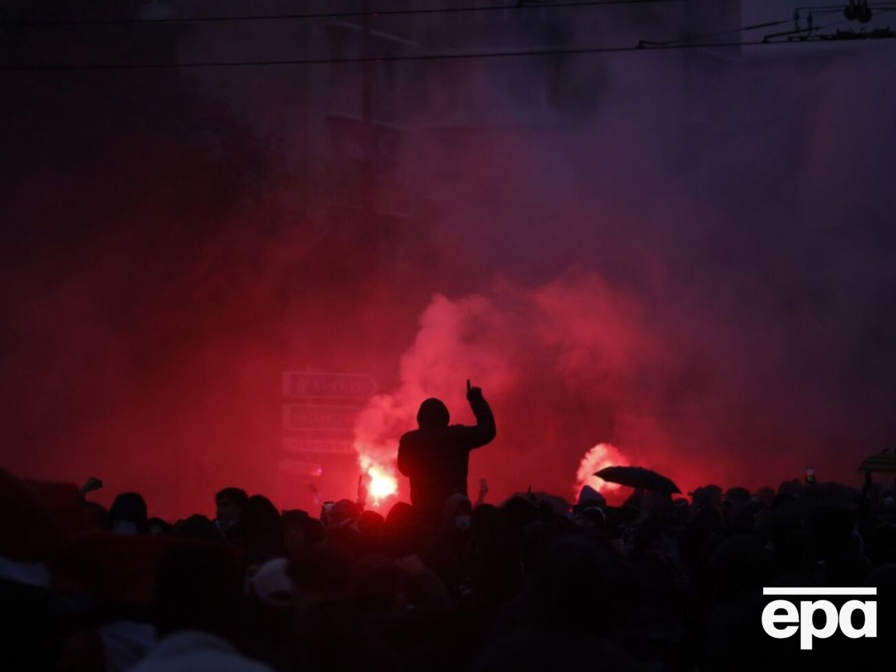 "Макрон, у відставку", "Ле Пен – до в'язниці!" У Франції відбулися нові протести, майже тисяча затриманих. Фото