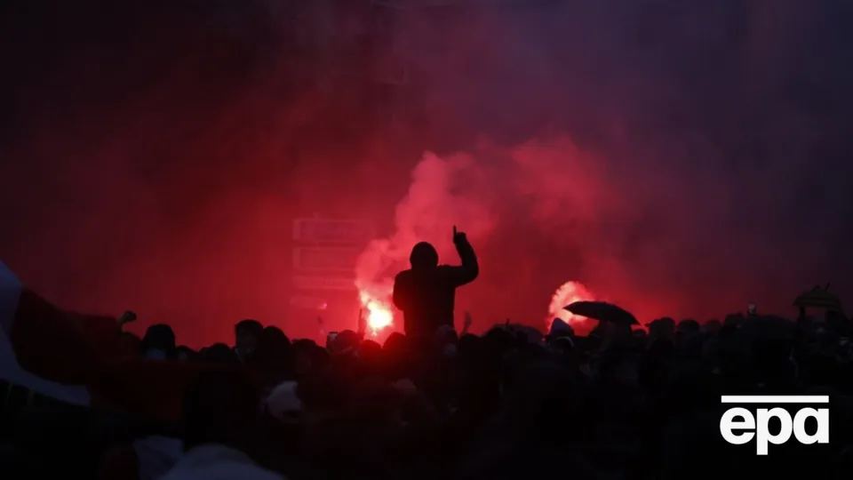 "Макрон – у відставку", "Ле Пен – до в'язниці!" У Франції відбулися нові протести, майже 1 тис. затриманих. Фото
