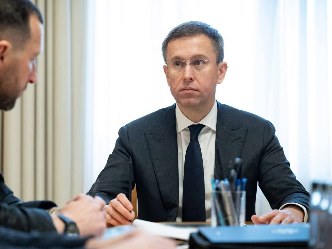 "Сложные, но необходимые решения". Кабмин финализировал изменения в системе бронирования. Чего ожидать