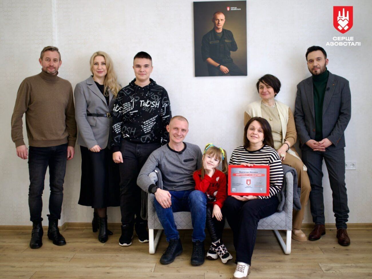 Оборонець Маріуполя, який втратив руку й пережив російський полон, отримав квартиру та біонічний протез від "Серця Азовсталі"