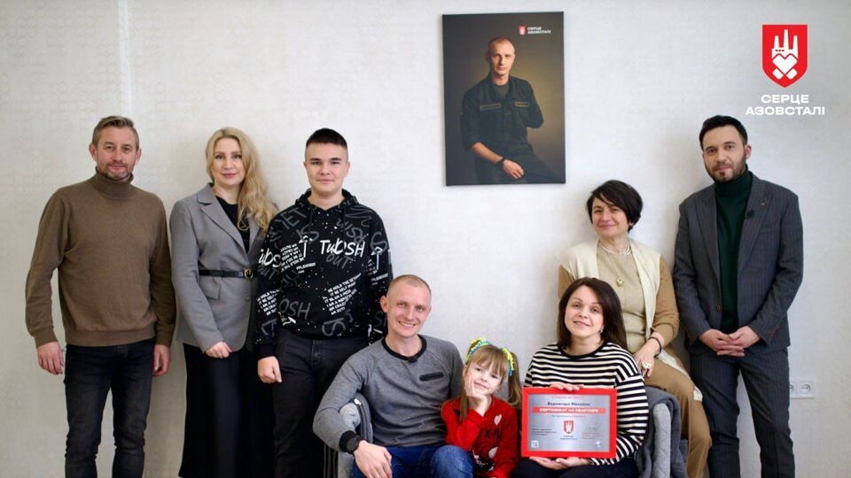 Оборонець Маріуполя, який втратив руку й пережив російський полон, отримав квартиру та біонічний протез від "Серця Азовсталі"