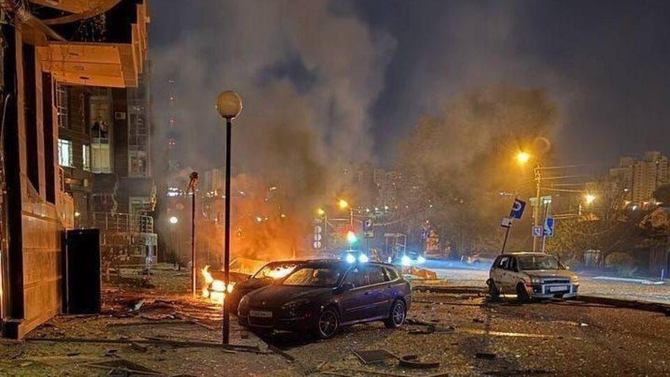 Белгород – под массированным ударом, поражен крупный ТРЦ. Дроны долетели и в глубокий тыл РФ. Видео