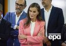54-летняя королева эпично грохнулась на палубе, а видео стало вирусным. Какой была реакция окружающих