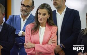 54-летняя королева эпично грохнулась на палубе, а видео стало вирусным. Какой была реакция окружающих