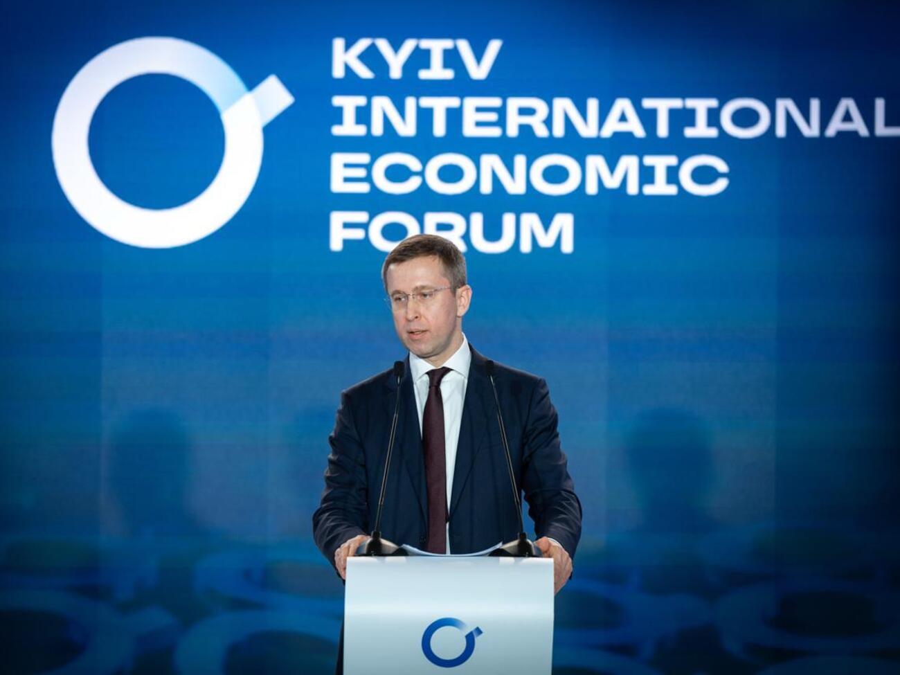 "Роблять три дрони, а сотні людей заброньовані". Чому уряд хоче новий суспільний договір і яким він буде