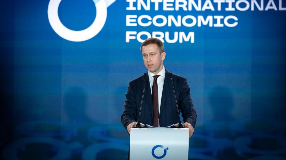 "Роблять три дрони, а сотні людей заброньовані". Чому уряд хоче новий суспільний договір і яким він буде