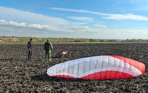 Українець на параплані перетнув повітряний простір Молдови, його затримали. Про що він попросив