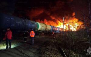 Під Єкатеринбургом зійшов з рейок потяг. Загорілися цистерни, про вміст яких влада РФ не повідомляє. Відео