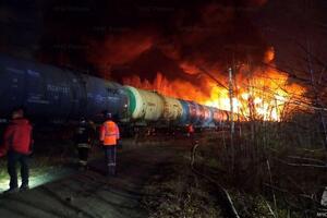 Під Єкатеринбургом зійшов з рейок потяг. Загорілися цистерни, про вміст яких влада РФ не повідомляє. Відео