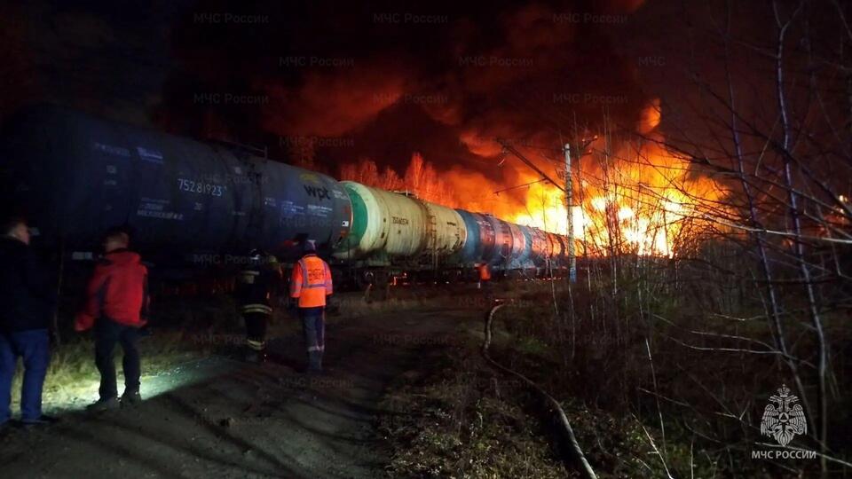 Під Єкатеринбургом зійшов з рейок потяг. Загорілися цистерни, про вміст яких влада РФ не повідомляє. Відео
