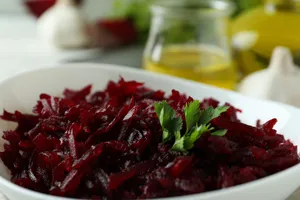 Найпростіший салат із буряка, який зможе приготувати кожен. Рецепт на щодень
