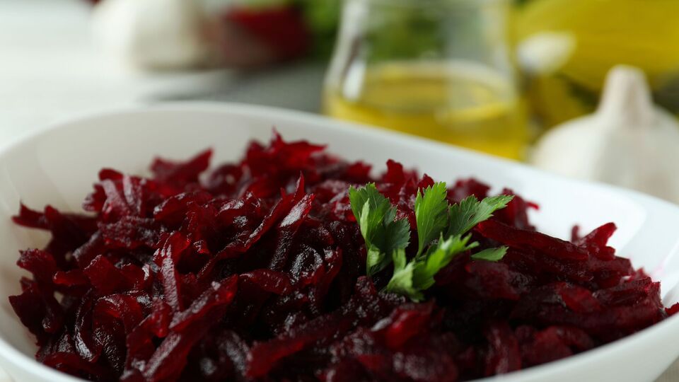 Самый простой салат из свеклы, доступный в приготовлении всем. Рецепт на каждый день