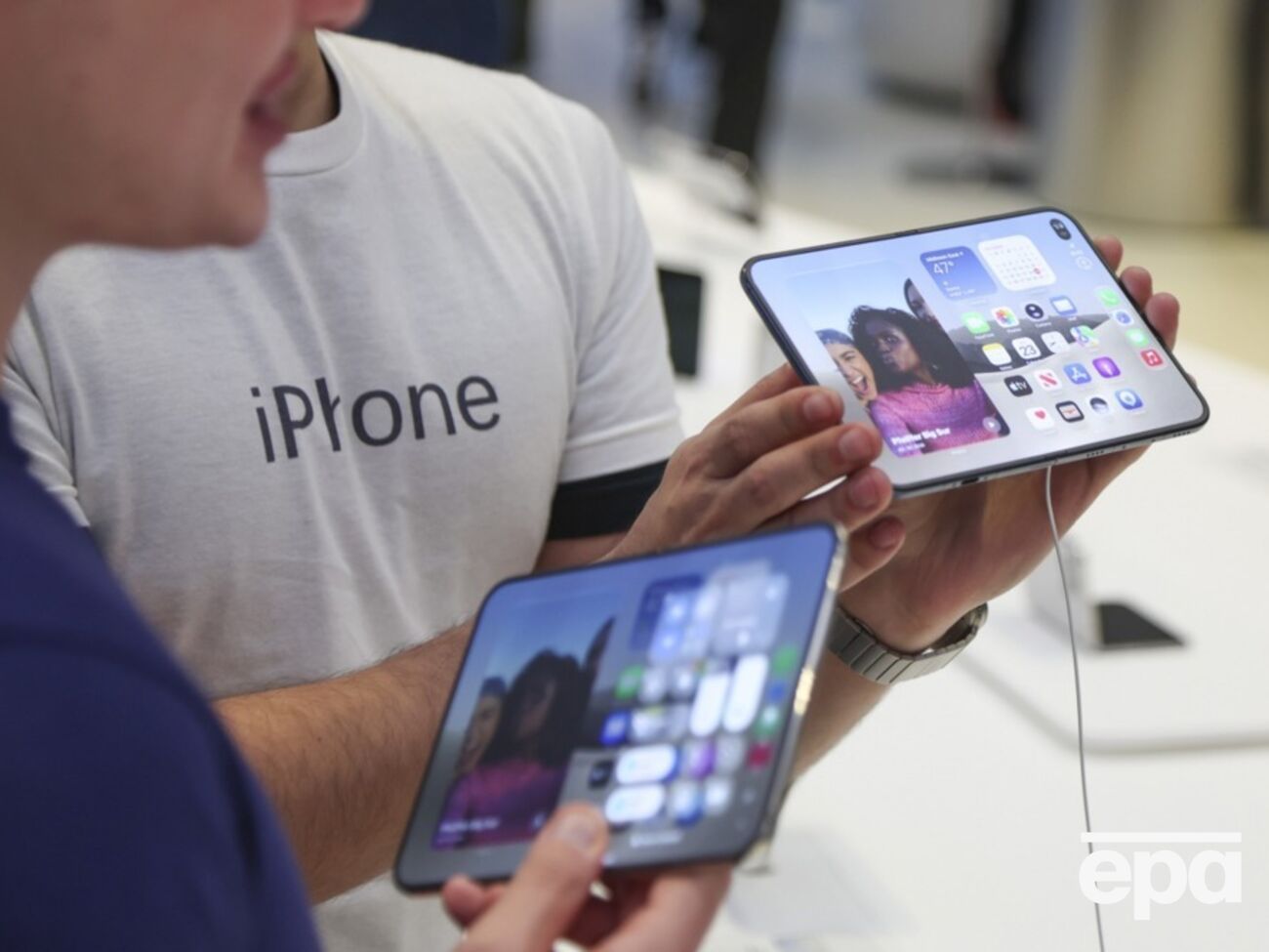 На складной iPhone Duo, ставший самой ожидаемой новинкой Apple, начали поступать жалобы. Что известно
