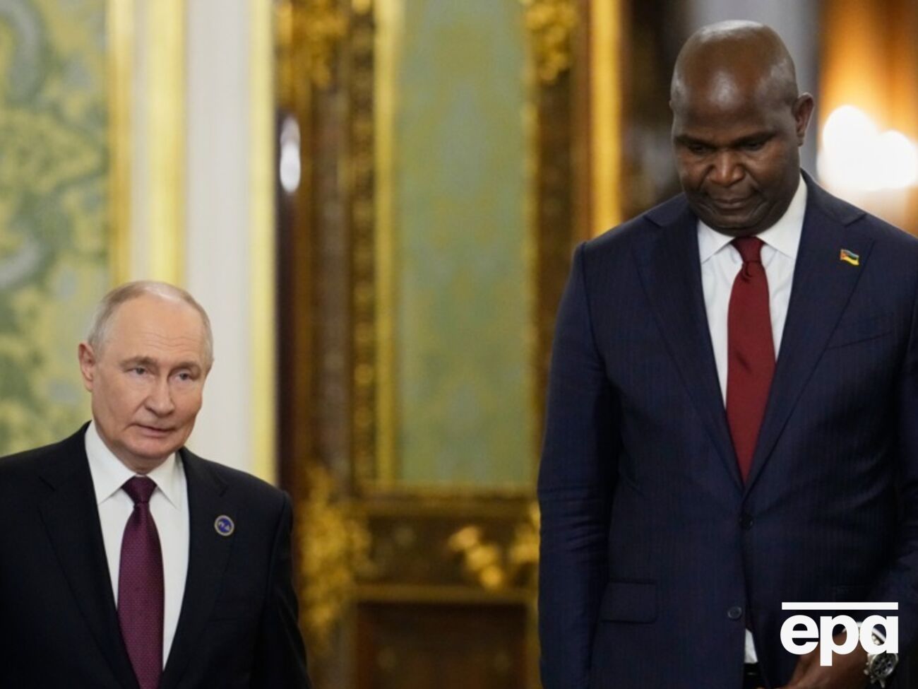 Президент Мозамбіку виставив Путіна, який комплексує через свій низький зріст, на посміховисько. Фото