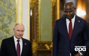 Двометровий президент Мозамбіку сфотографувався з Путіним, який комплексує через свій зріст