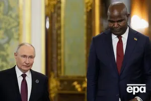 Президент Мозамбіку виставив Путіна, який комплексує через свій низький зріст, на посміховисько. Фото