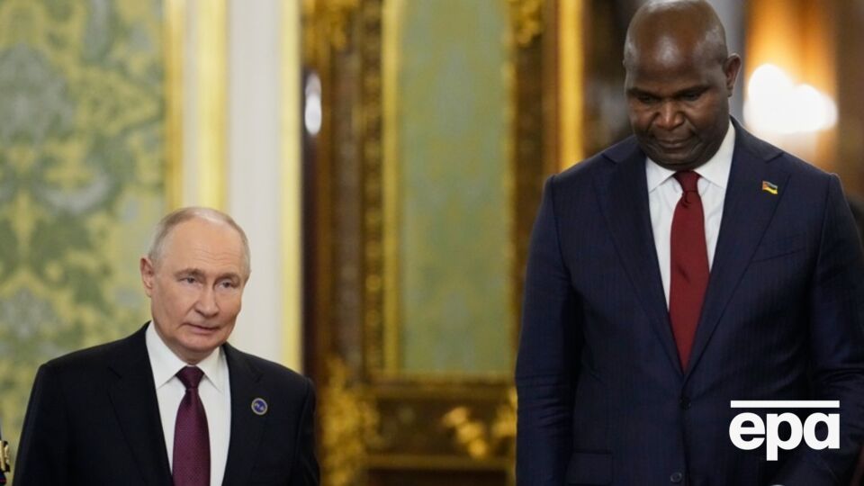 Президент Мозамбіку виставив Путіна, який комплексує через свій низький зріст, на посміховисько. Фото
