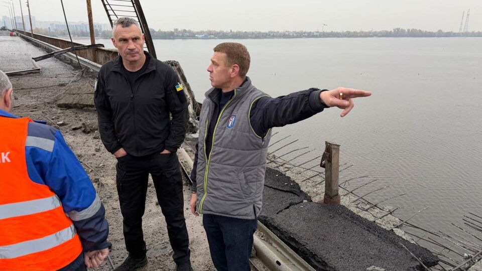 Росіяни влучили в Південний міст у Києві. Кличко показав наслідки