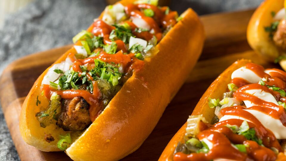 Хот-дог с паровой сосиской, как в 2000-х. Как приготовить их дома?