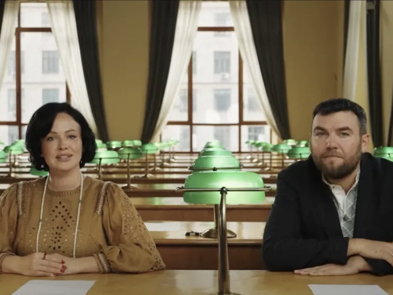 Астафʼєва і Пройдаков читають текст, який переписувався 20 разів. Радіодиктант національної єдності. Трансляція