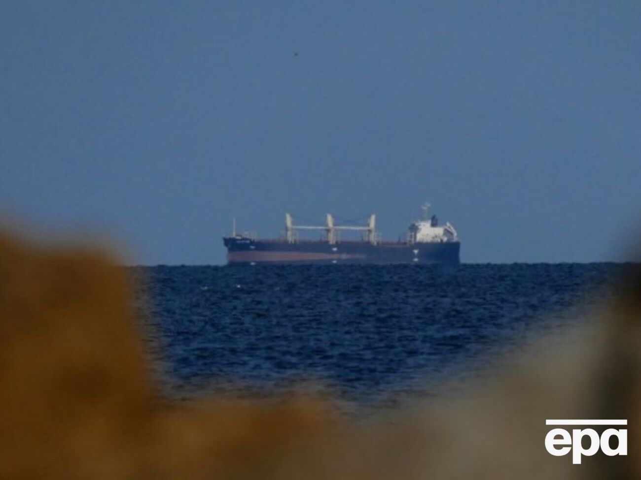 Росія вперше з липня дозволила суднам із зерном виходити з Азовського моря – Bloomberg