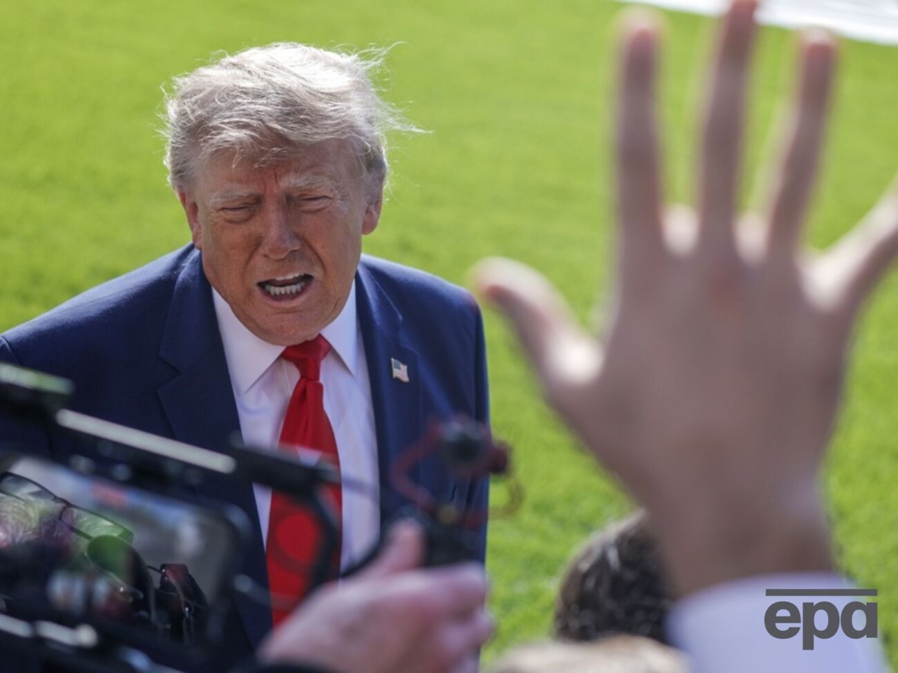 "Я був чудовий, крихітко?" Трамп на мітингу в деталях розповів про спілкування із дружиною