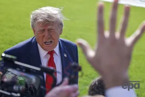 "Я був чудовий, крихітко?" Трамп на мітингу в деталях розповів про спілкування з дружиною